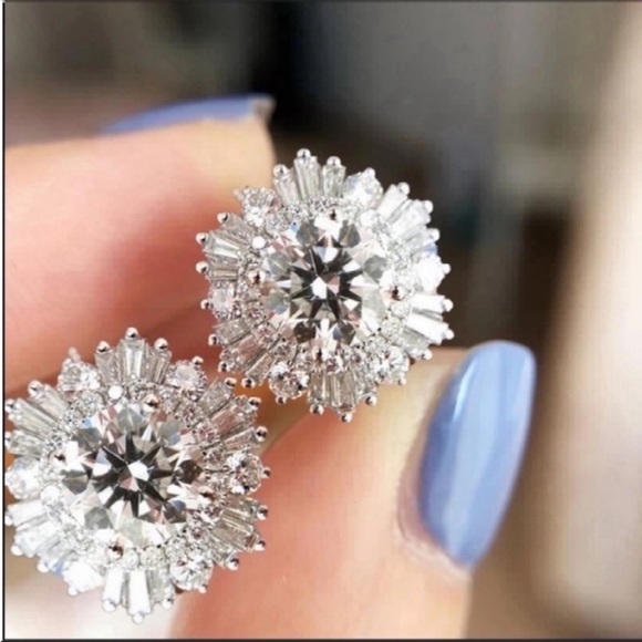 🪩🪩🪩Simulated diamonds & CZ White gold plated Cluster baguettes Amazing earrings - Picture 8 of 10